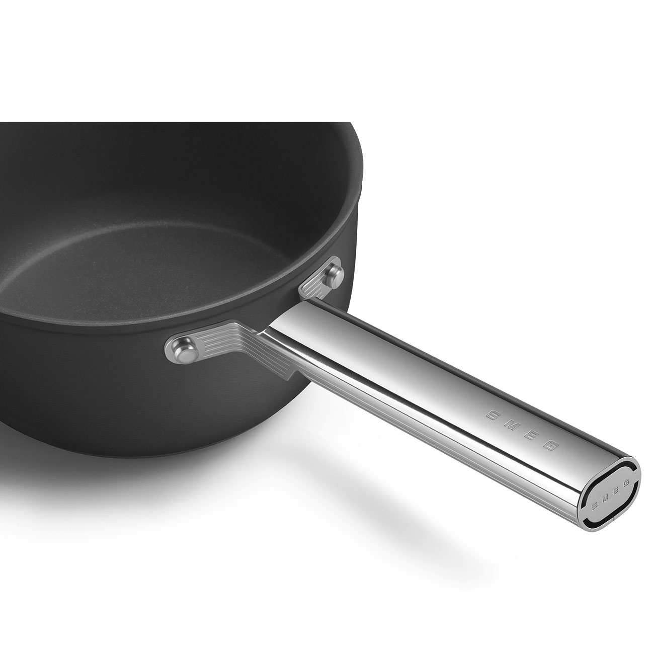 Smeg Black Non-stick Saucepan with glass lid and stainless steel handle_9
