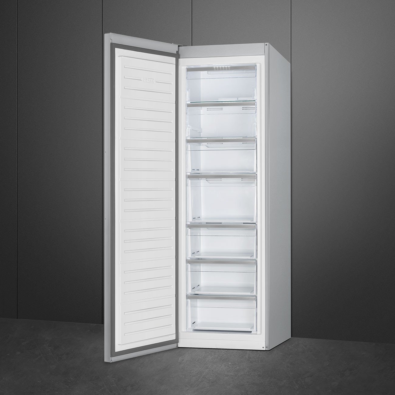 Single door Free Standing freezer- Smeg_2